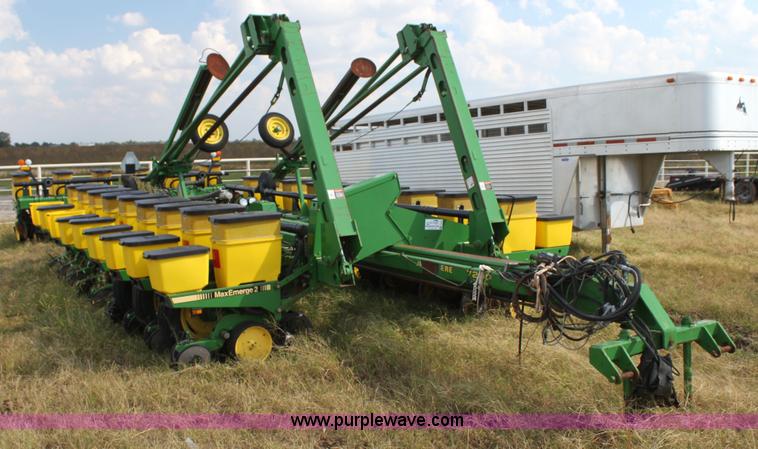 image for item F3371 1995 John Deere 7200 Conservation Max Emerge planter