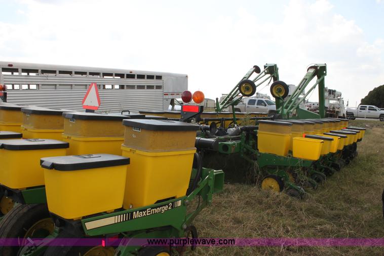 image for item F3371 1995 John Deere 7200 Conservation Max Emerge planter