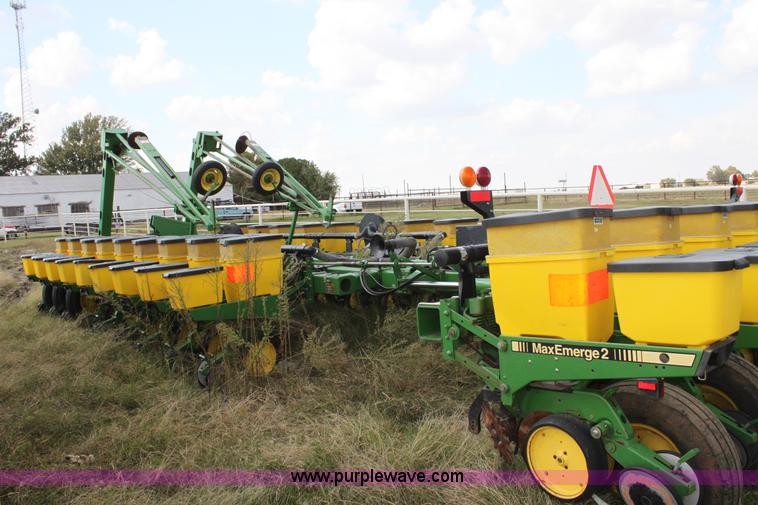 image for item F3371 1995 John Deere 7200 Conservation Max Emerge planter