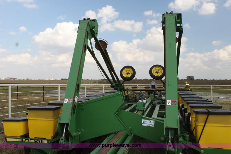 image for item F3371 1995 John Deere 7200 Conservation Max Emerge planter