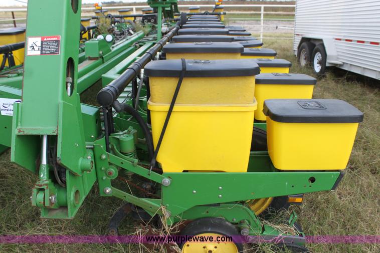image for item F3371 1995 John Deere 7200 Conservation Max Emerge planter