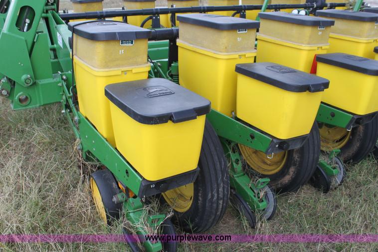 image for item F3371 1995 John Deere 7200 Conservation Max Emerge planter