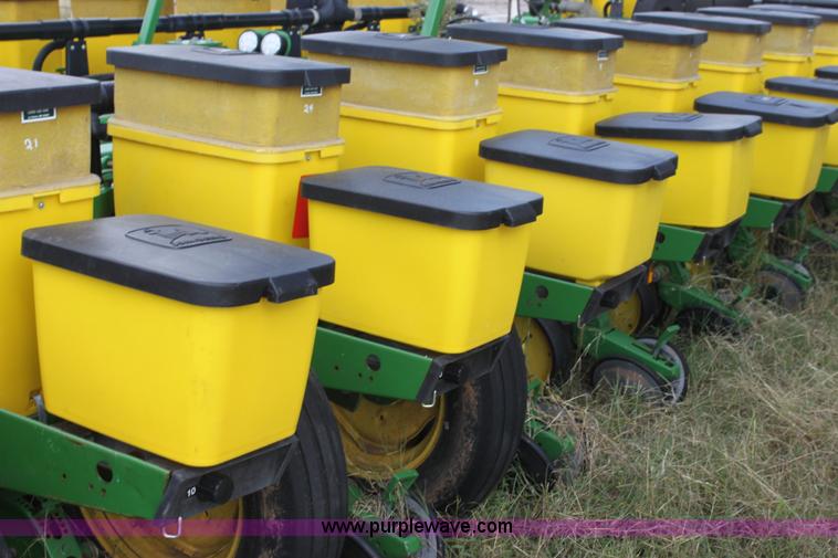 image for item F3371 1995 John Deere 7200 Conservation Max Emerge planter