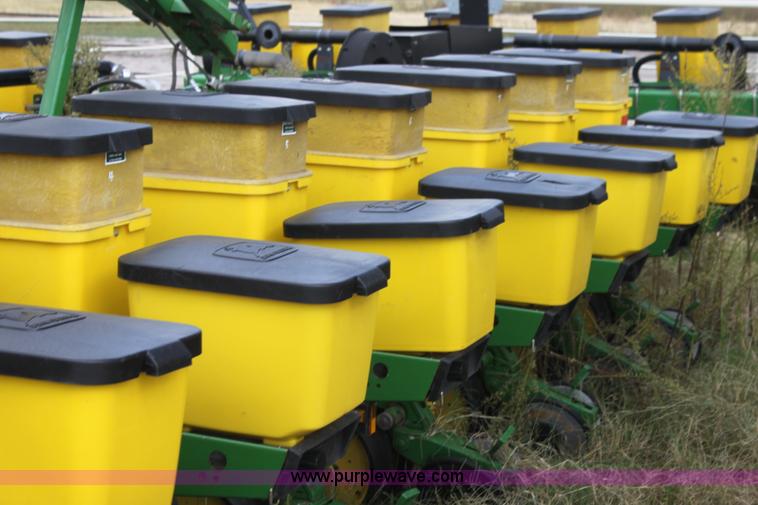 image for item F3371 1995 John Deere 7200 Conservation Max Emerge planter