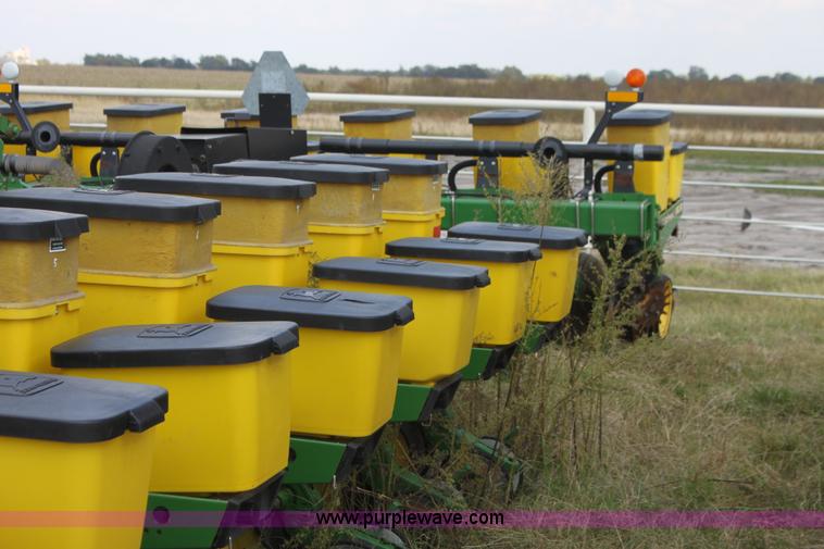 image for item F3371 1995 John Deere 7200 Conservation Max Emerge planter