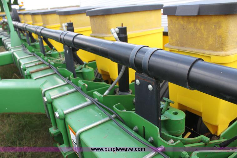 image for item F3371 1995 John Deere 7200 Conservation Max Emerge planter