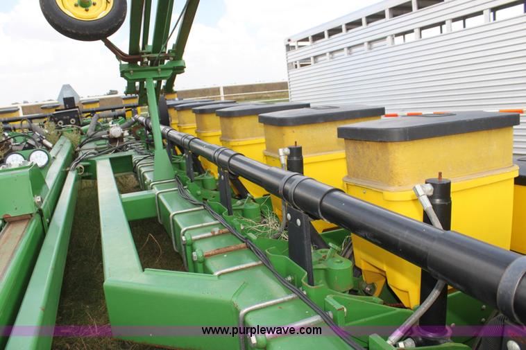 image for item F3371 1995 John Deere 7200 Conservation Max Emerge planter