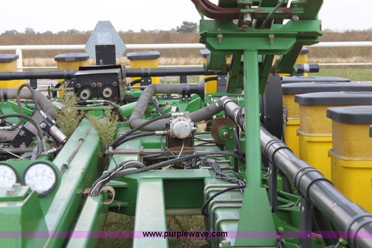image for item F3371 1995 John Deere 7200 Conservation Max Emerge planter