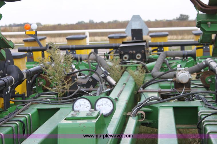 image for item F3371 1995 John Deere 7200 Conservation Max Emerge planter