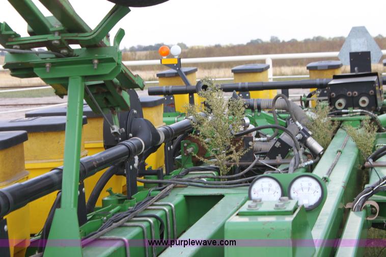 image for item F3371 1995 John Deere 7200 Conservation Max Emerge planter