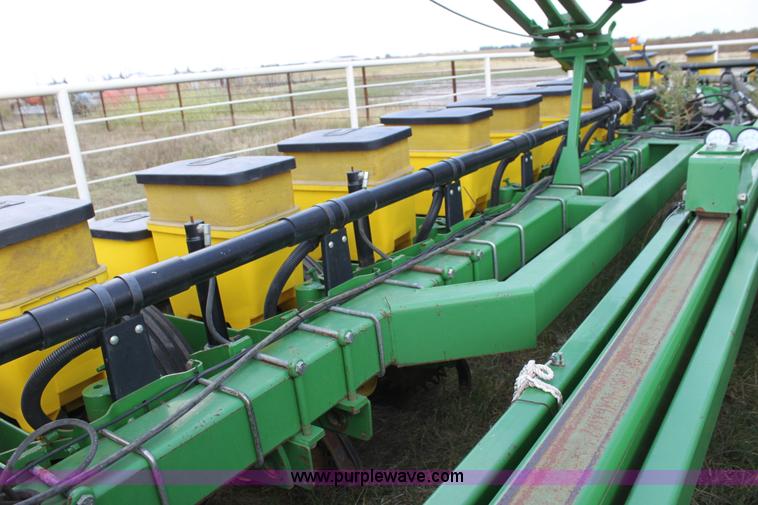 image for item F3371 1995 John Deere 7200 Conservation Max Emerge planter