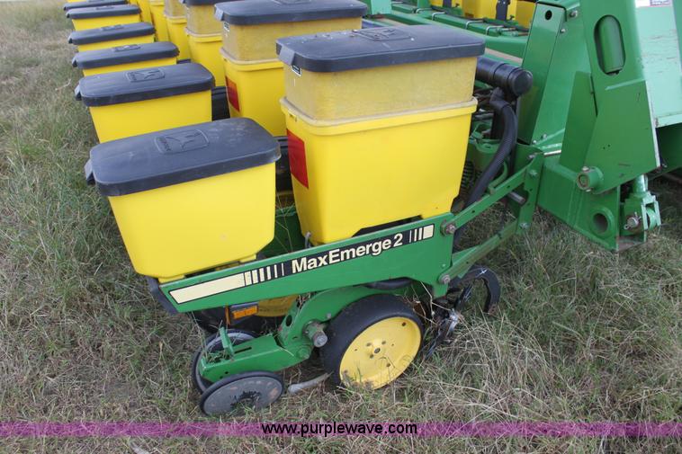 image for item F3371 1995 John Deere 7200 Conservation Max Emerge planter