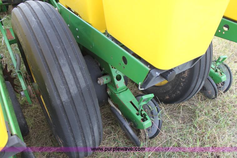 image for item F3371 1995 John Deere 7200 Conservation Max Emerge planter