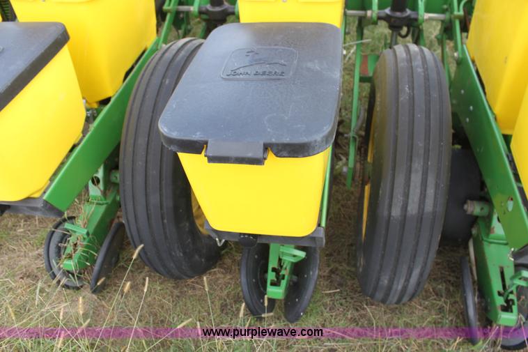 image for item F3371 1995 John Deere 7200 Conservation Max Emerge planter
