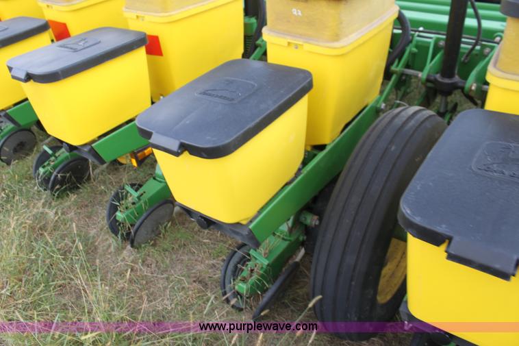 image for item F3371 1995 John Deere 7200 Conservation Max Emerge planter