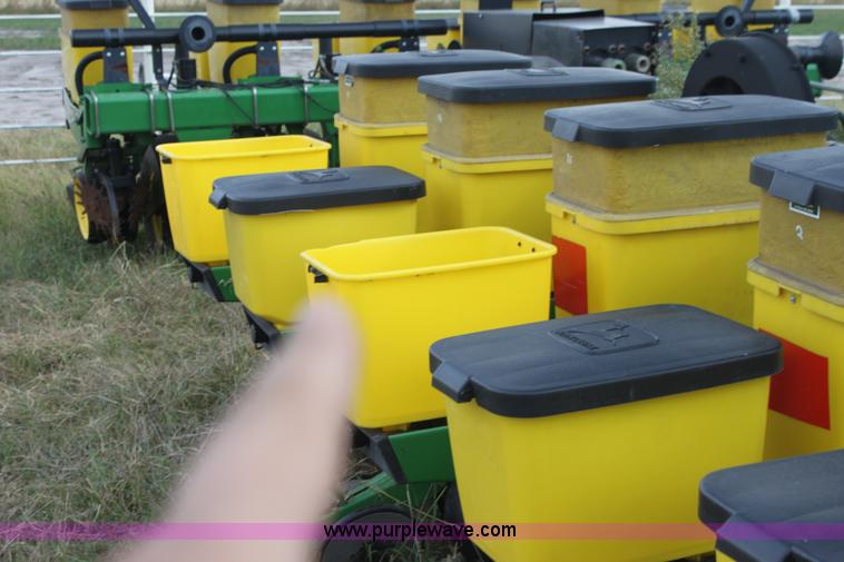 image for item F3371 1995 John Deere 7200 Conservation Max Emerge planter