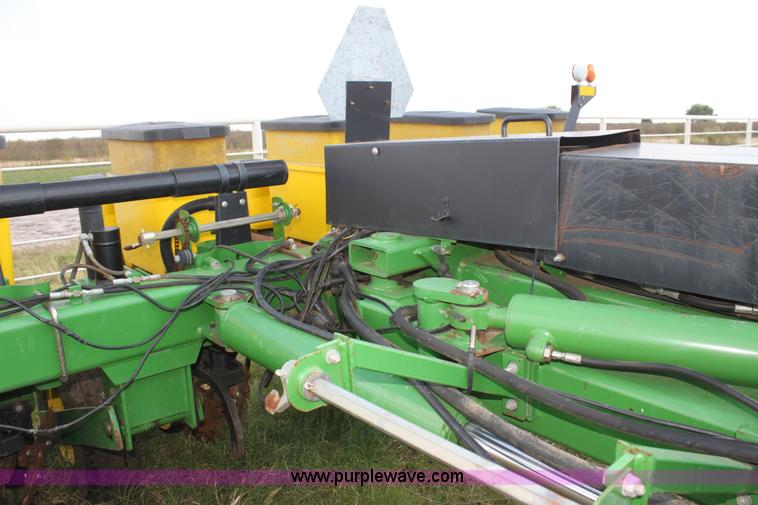 image for item F3371 1995 John Deere 7200 Conservation Max Emerge planter