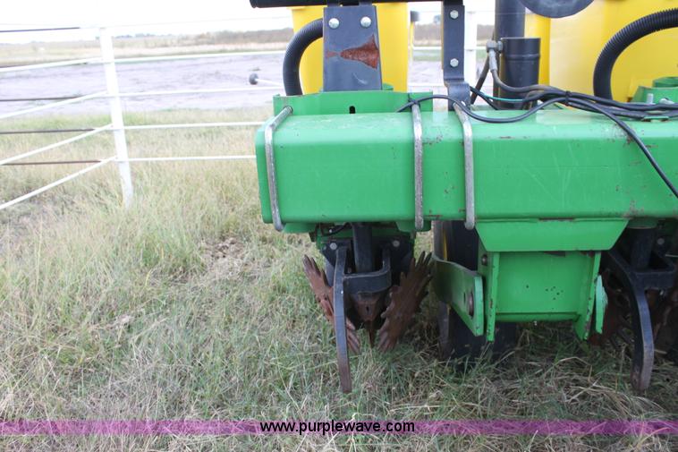 image for item F3371 1995 John Deere 7200 Conservation Max Emerge planter