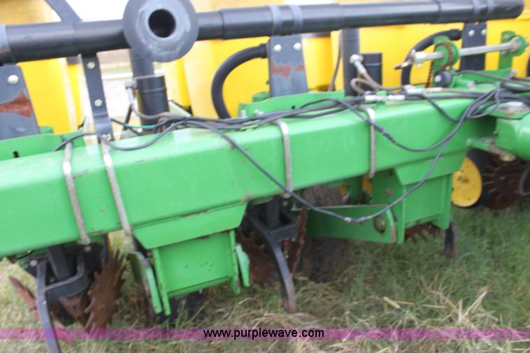 image for item F3371 1995 John Deere 7200 Conservation Max Emerge planter