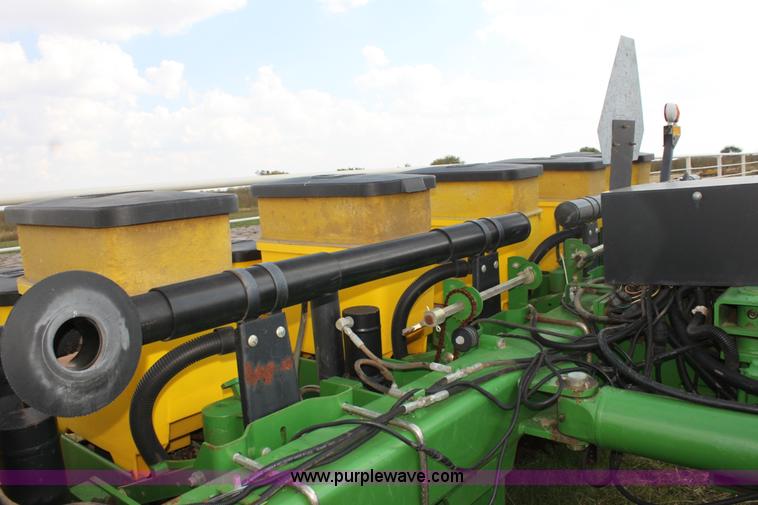 image for item F3371 1995 John Deere 7200 Conservation Max Emerge planter