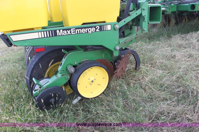 image for item F3371 1995 John Deere 7200 Conservation Max Emerge planter