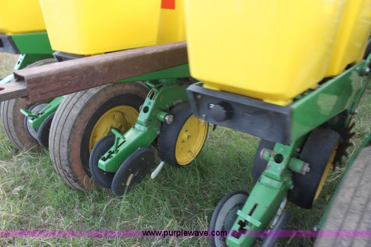 image for item F3371 1995 John Deere 7200 Conservation Max Emerge planter