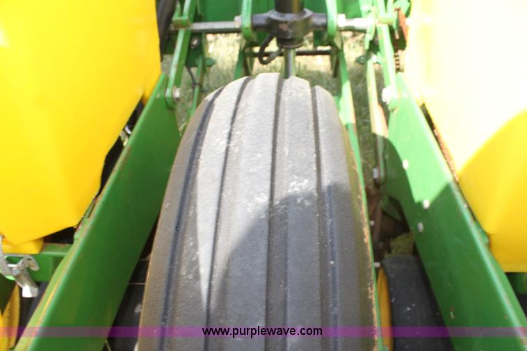 image for item F3371 1995 John Deere 7200 Conservation Max Emerge planter