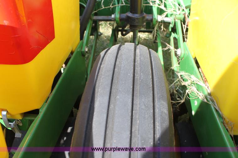 image for item F3371 1995 John Deere 7200 Conservation Max Emerge planter