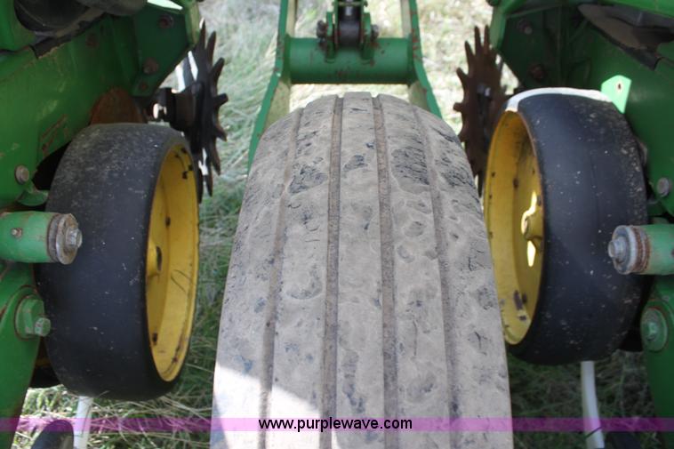 image for item F3371 1995 John Deere 7200 Conservation Max Emerge planter