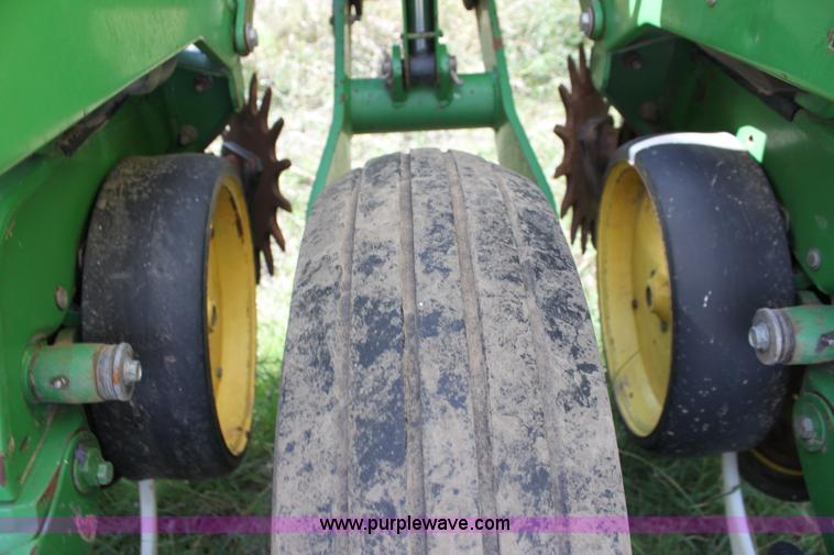 image for item F3371 1995 John Deere 7200 Conservation Max Emerge planter