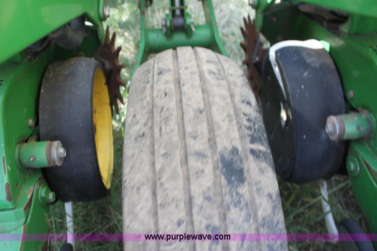 image for item F3371 1995 John Deere 7200 Conservation Max Emerge planter