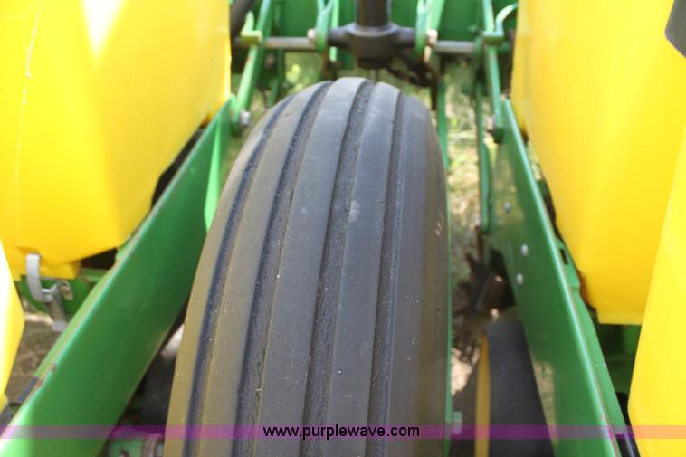 image for item F3371 1995 John Deere 7200 Conservation Max Emerge planter