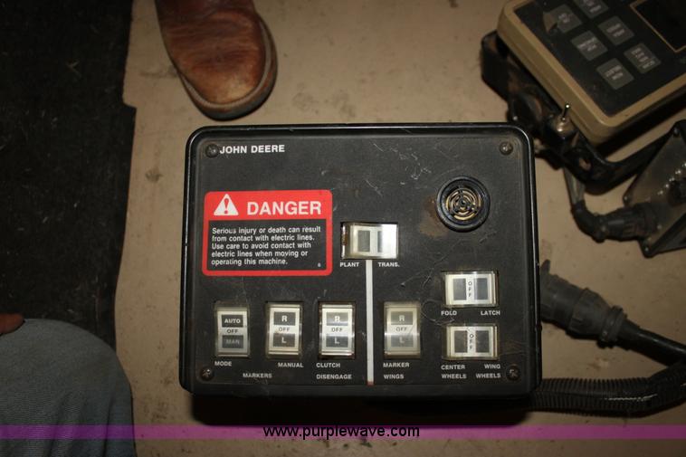 image for item F3371 1995 John Deere 7200 Conservation Max Emerge planter