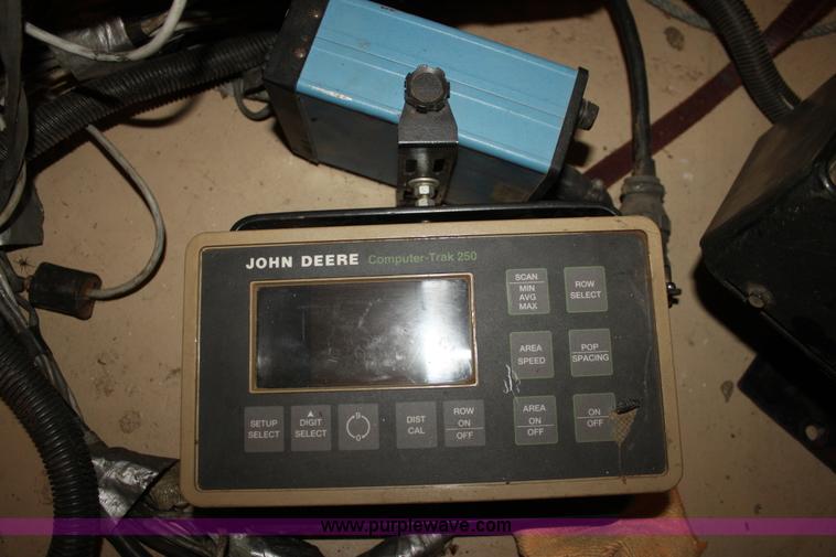 image for item F3371 1995 John Deere 7200 Conservation Max Emerge planter