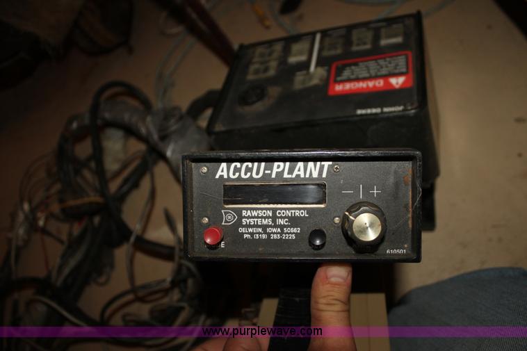 image for item F3371 1995 John Deere 7200 Conservation Max Emerge planter