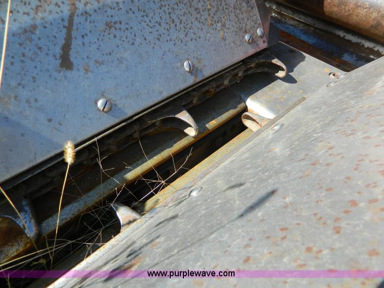 image for item H2348 1990 Case 1083 corn head