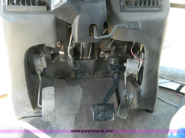 image for item H2367 2001 Ag-Chem 8104 Air Max self-propelled applicator