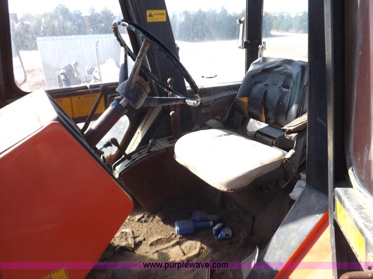 image for item H9018 1976 Allis Chalmers 7060 tractor