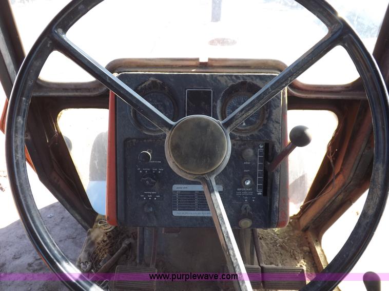 image for item H9018 1976 Allis Chalmers 7060 tractor