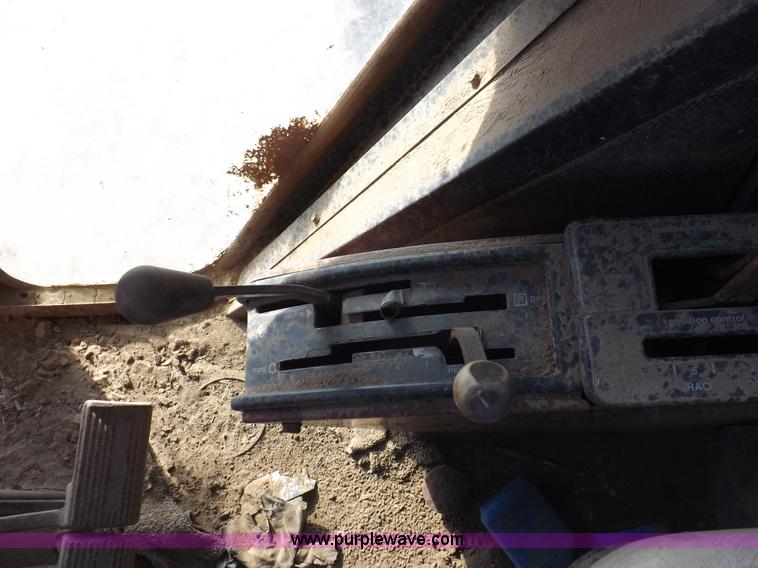 image for item H9018 1976 Allis Chalmers 7060 tractor