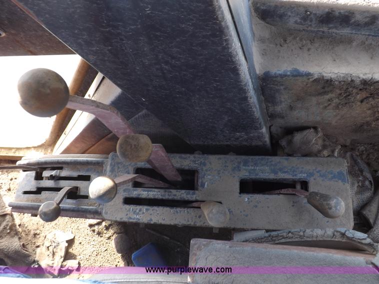 image for item H9018 1976 Allis Chalmers 7060 tractor