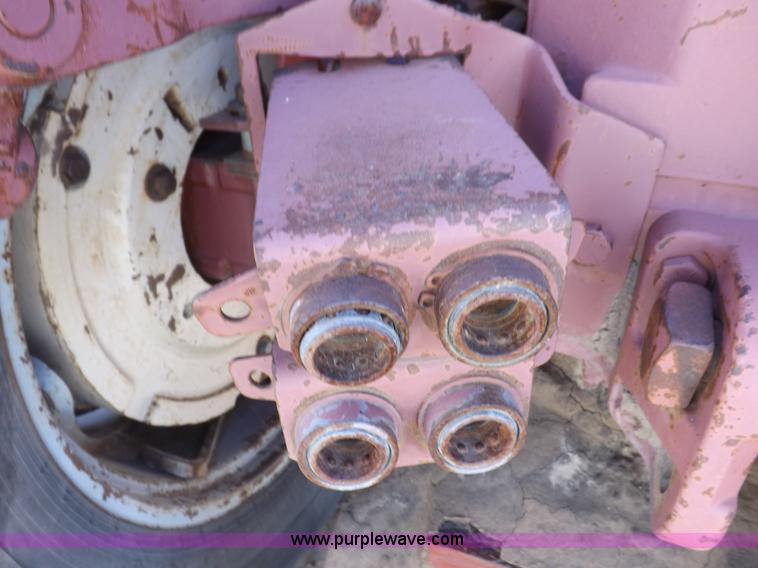 image for item H9018 1976 Allis Chalmers 7060 tractor