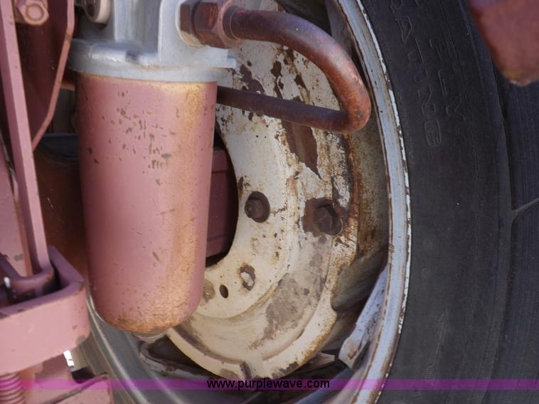 image for item H9018 1976 Allis Chalmers 7060 tractor