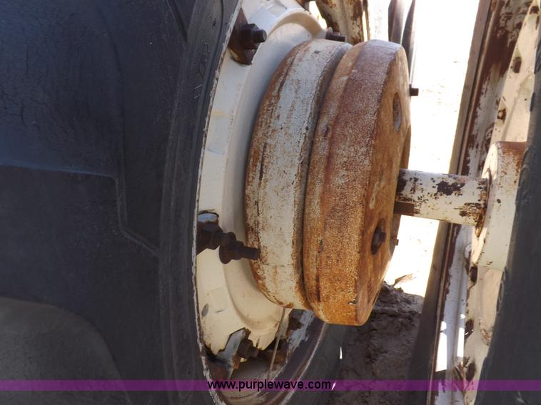 image for item H9018 1976 Allis Chalmers 7060 tractor