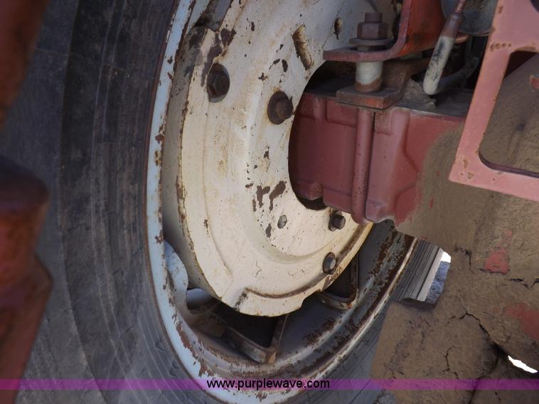 image for item H9018 1976 Allis Chalmers 7060 tractor