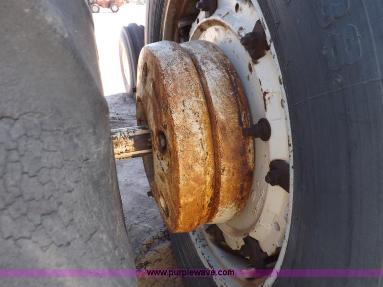 image for item H9018 1976 Allis Chalmers 7060 tractor