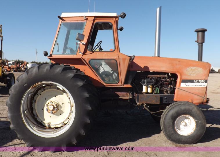 image for item H9021 1976 Allis Chalmers 7040 tractor
