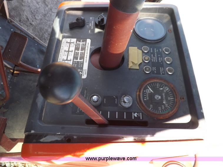 image for item H9021 1976 Allis Chalmers 7040 tractor