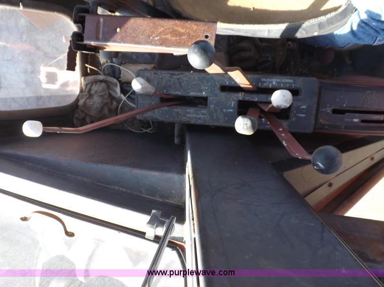 image for item H9021 1976 Allis Chalmers 7040 tractor