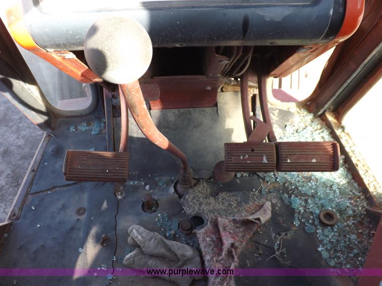 image for item H9021 1976 Allis Chalmers 7040 tractor